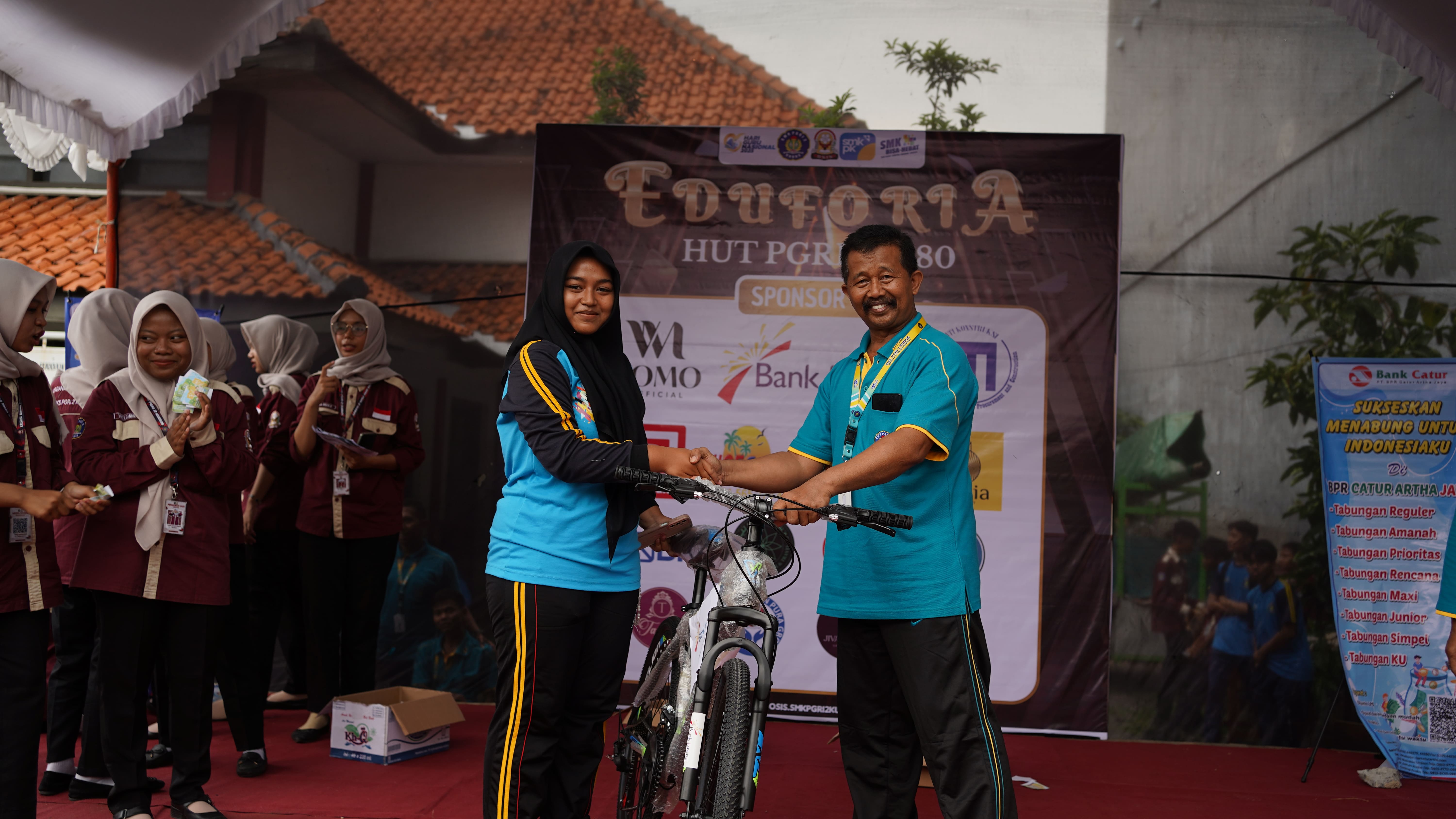 Doorprize Jalan Sehat Dalam Rangka HGN & HUT PGRI Ke - 80