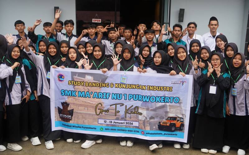 Kunjungan Industri SMK Ma'arif NU 1 Purwokerto ke SMK PGRI 2 Kaliwungu Kudus