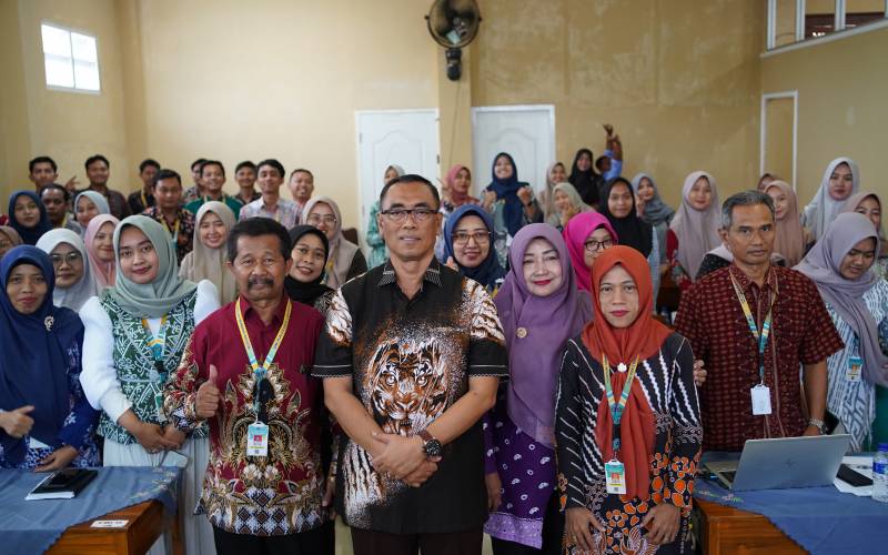 Workshop "Peningkatan Kompetensi Pendidik dan Tenaga Kependidikan" oleh Kepala Cabdinwil III Budi Santosa, S.Pd., M.Pd., M.Si