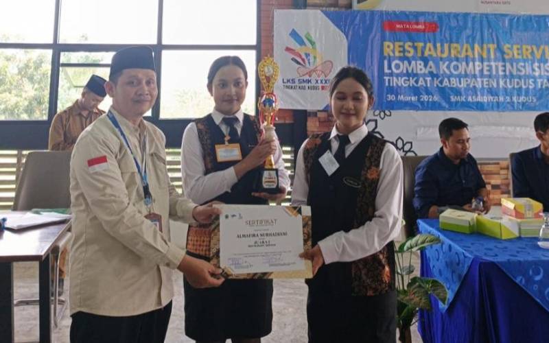 Juara 1 Lomba LKS Mata Lomba Restaurant Service