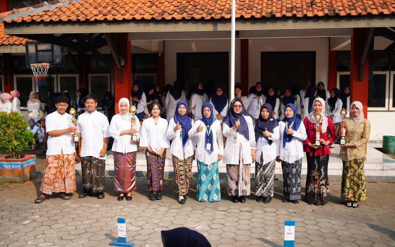 Penyerahan Piala Siswa Pemenang Lomba LKS 2026 Tingkat Kabupaten
