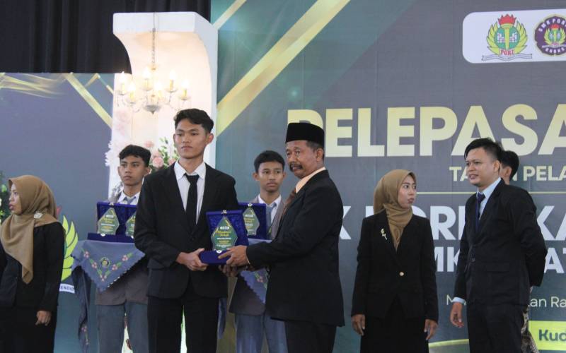 Wisudawan Terbaik di Pelepasan Kelas XII Tahun Pelajaran 2025/2026