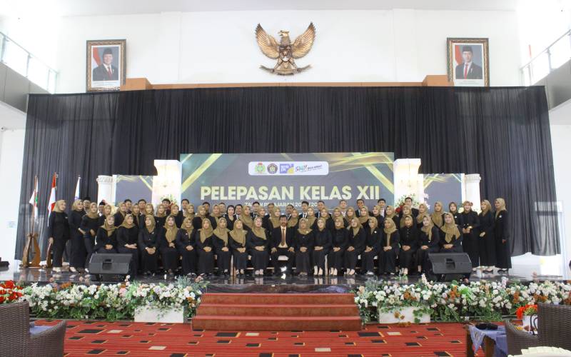 Foto Bapak Ibu Guru dan Karyawan di Pelepasan Kelas XII Tahun Pelajaran 2025/2026